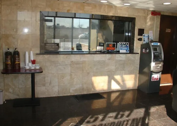 Super 8 By Wyndham Jamaica North Conduit Hotel New York